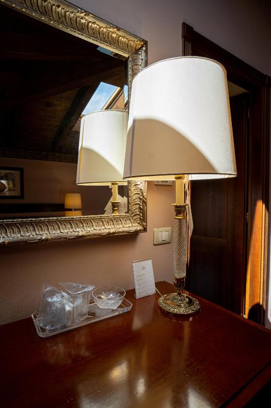 Deluxe Suite with Spa Bath image 3