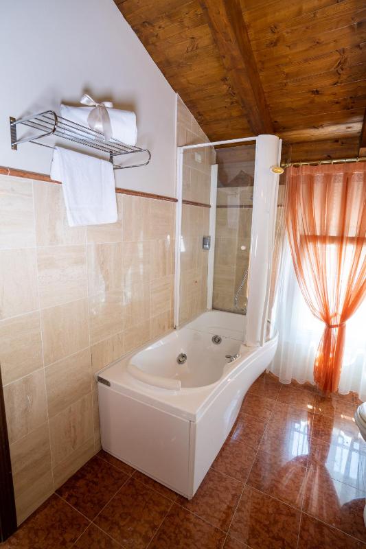 Deluxe Suite with Spa Bath image 2