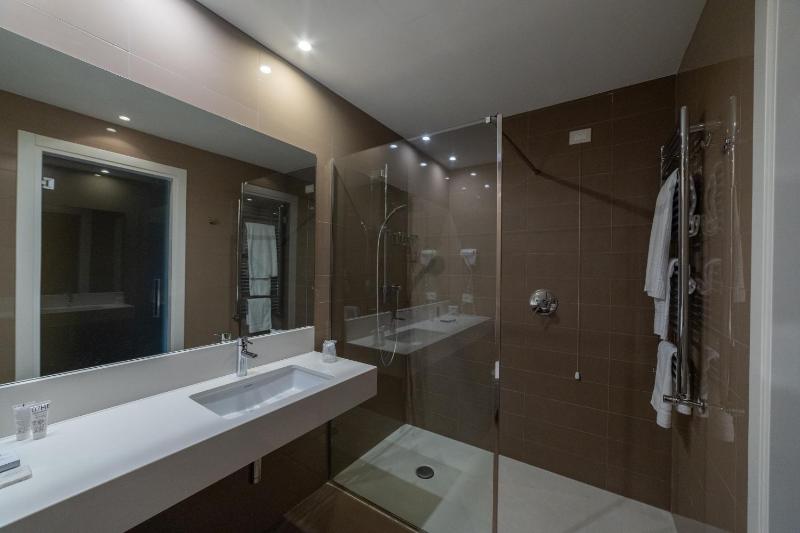 Twin Room image 2
