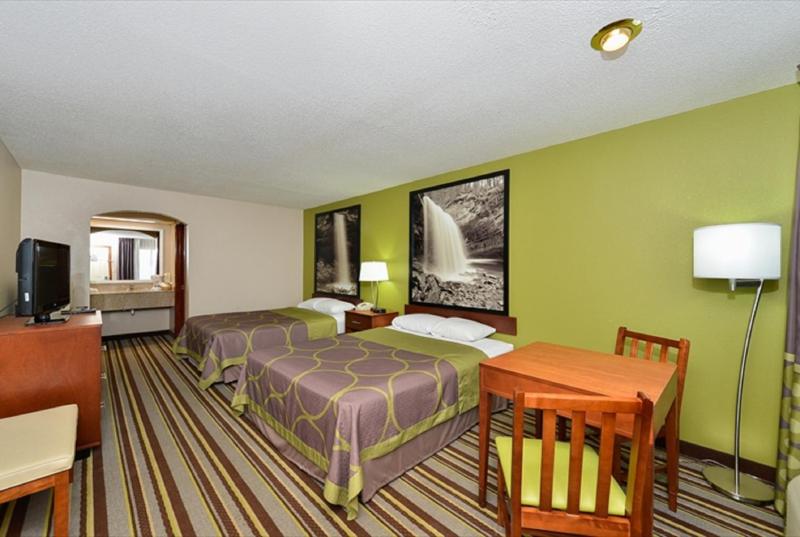 Queen Room with Two Queen Beds - Smoking image 1