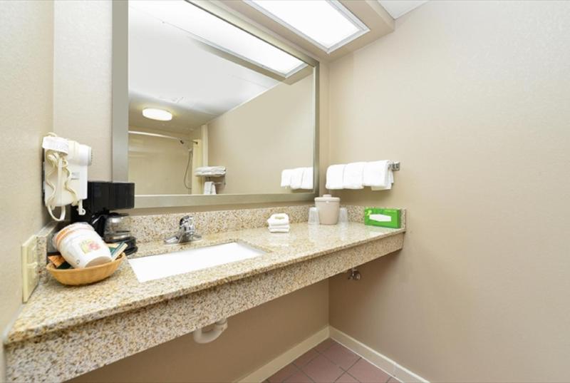 King Room - Mobility Access/Non-Smoking image 2