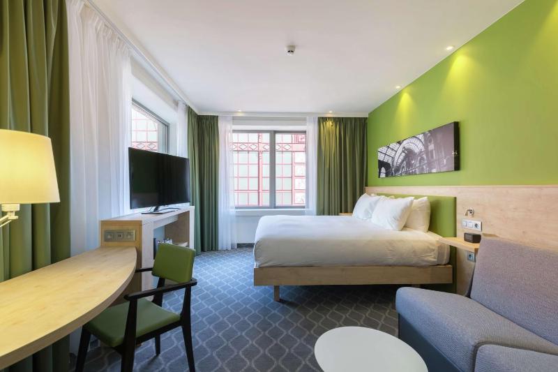 King Room with Sofa Bed image 4