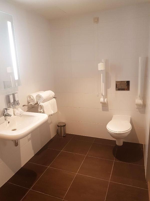 King Room - Mobility Accessible  image 4