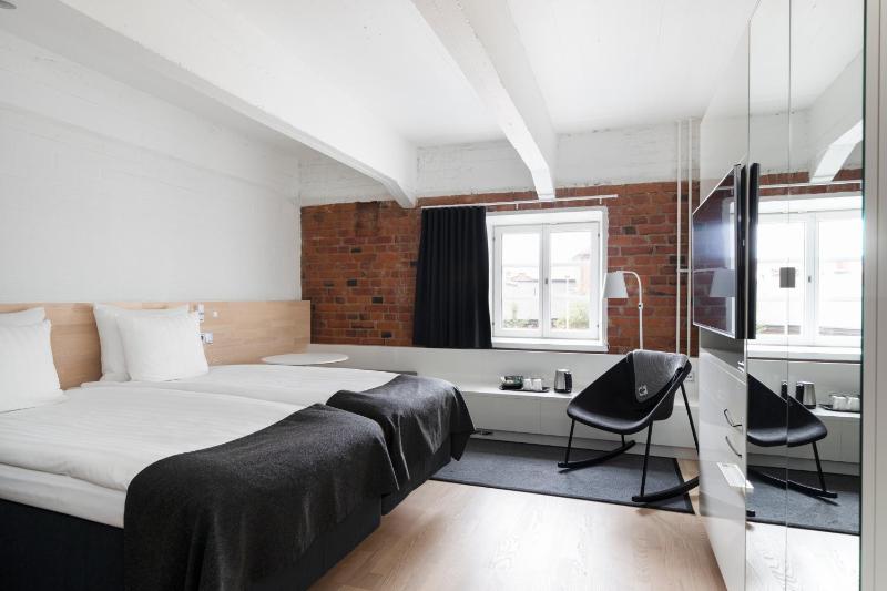 Standard Twin Room image 1