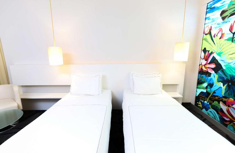Art Twin Room image 1