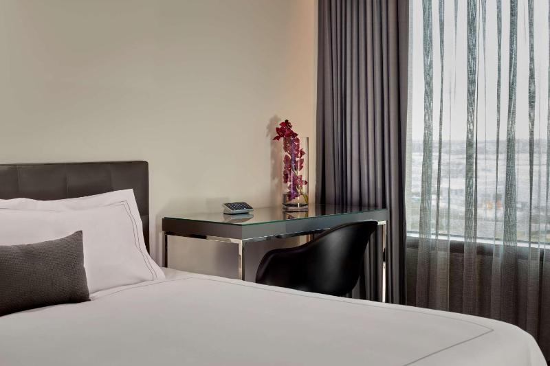 Superior King Room image 4