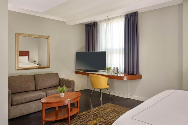 Executive King Room with Sofa Bed image 2