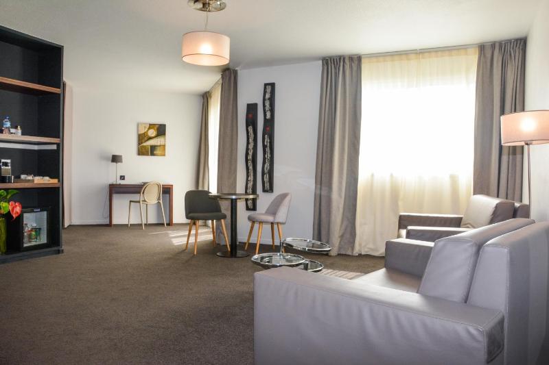 Queen Suite with Pool View - Non-Smoking image 3