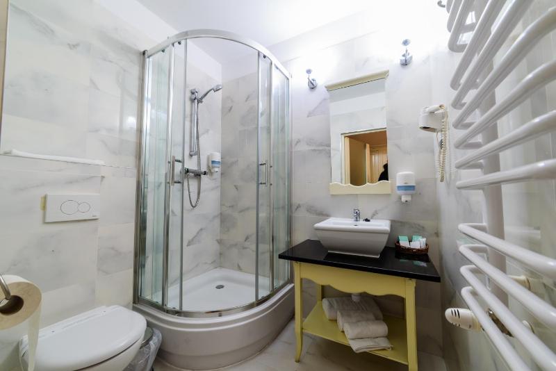Budget Double Room image 3