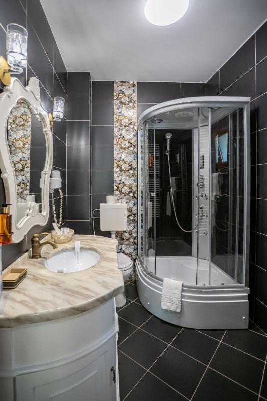 Superior Double Room with Balcony image 4