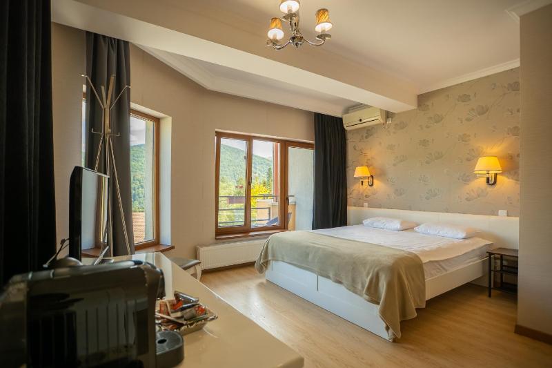 Superior Double Room with Balcony image 3
