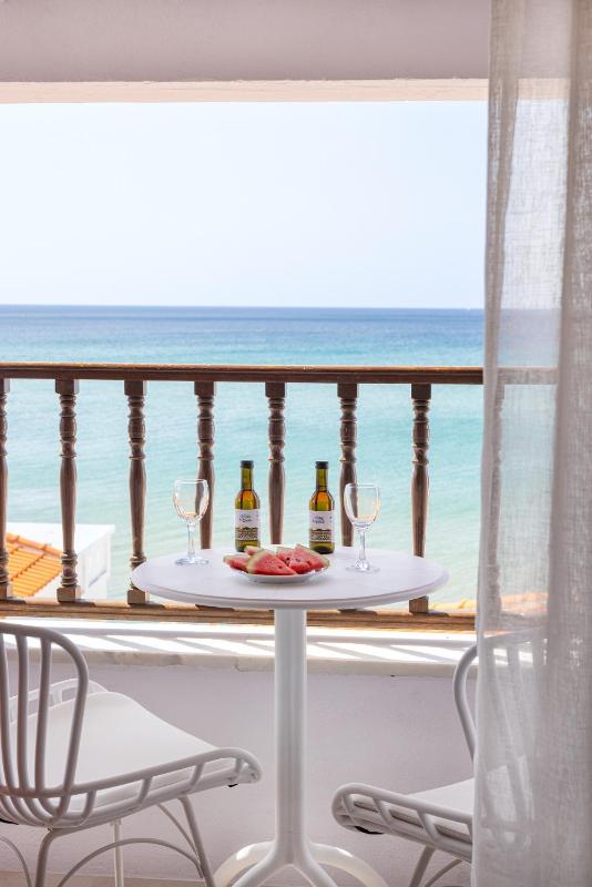Deluxe Double Room with Sea View image 2