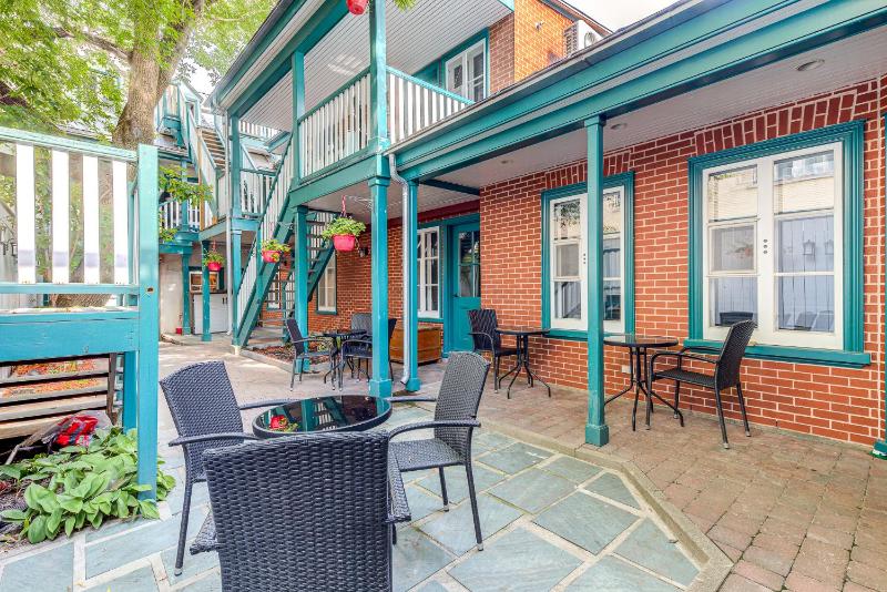 North House - Beautiful Vieux 2 Bedroom Apt - image 9