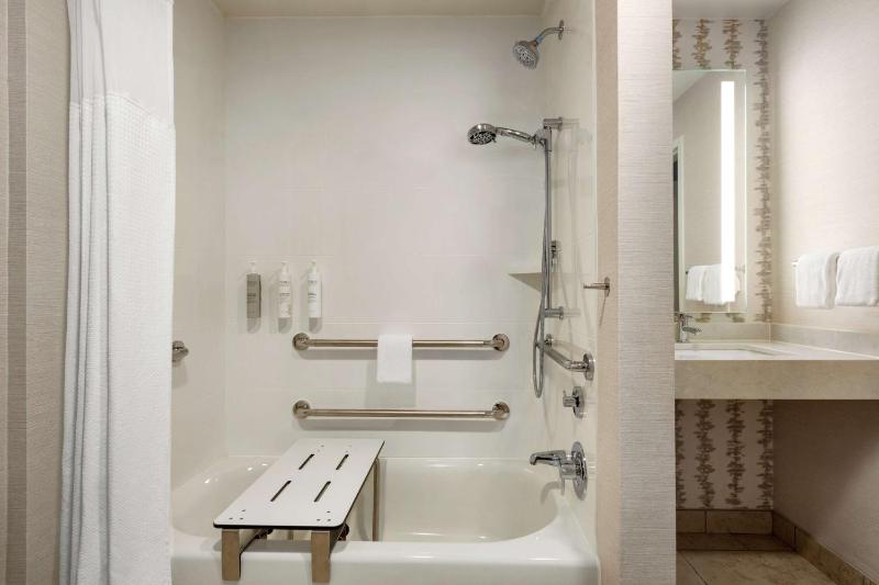 King Room with Tub - Mobility and Hearing Access image 2