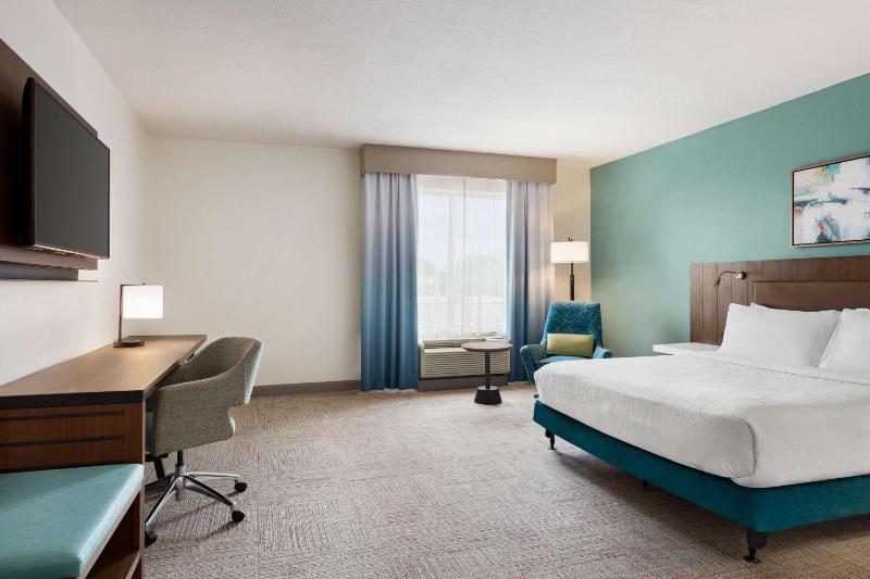 King Room with Tub - Mobility and Hearing Access image 3