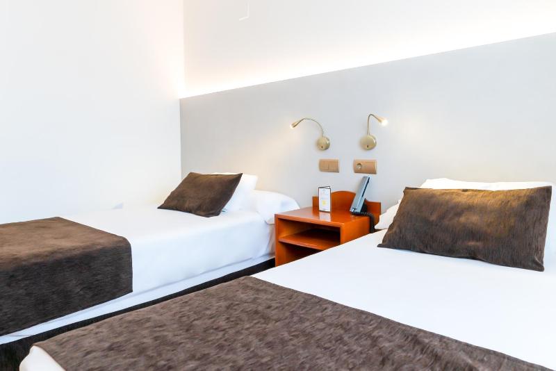 Double or Twin Room image 3