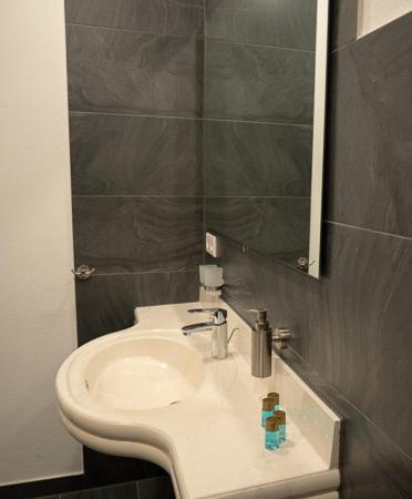 Double Room image 4