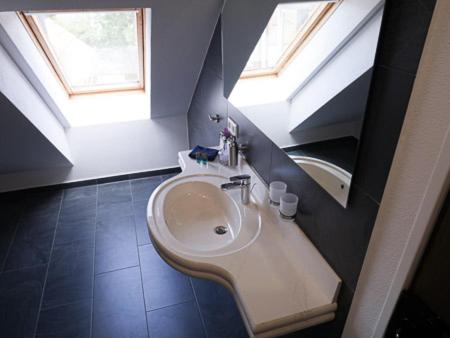 Single Room image 3