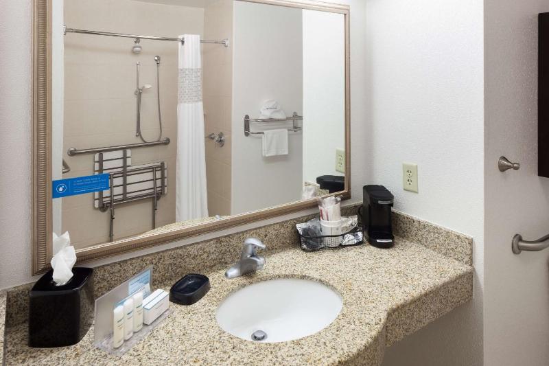 Queen Room with Two Queen Beds - Mobility Access/Non-Smoking image 2