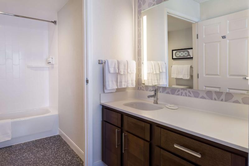 Bay View Studio Suite Queen image 2