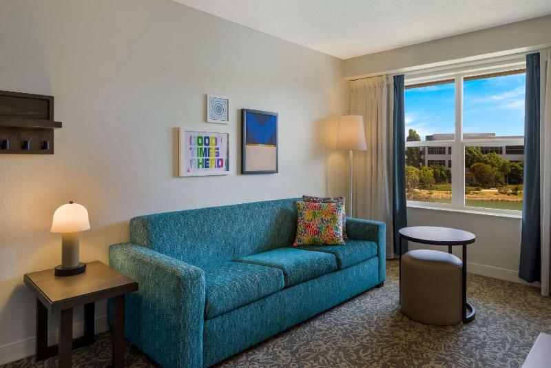 Hearing Accessible Bay View One Bedroom Suite Queen image 4