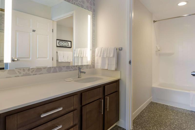 Bay View Two Bedroom Suite Queen in Each image 2