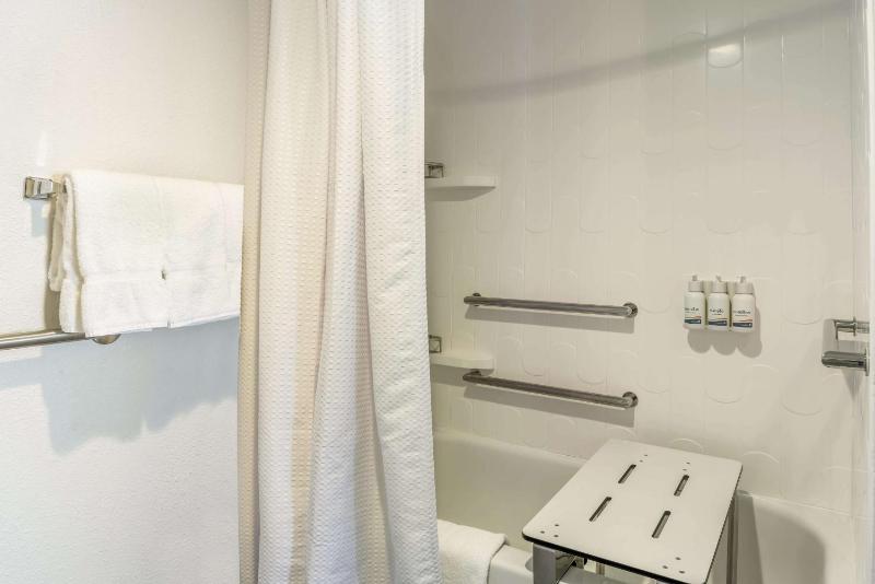 Bay View One Bedroom Suites Queen image 2