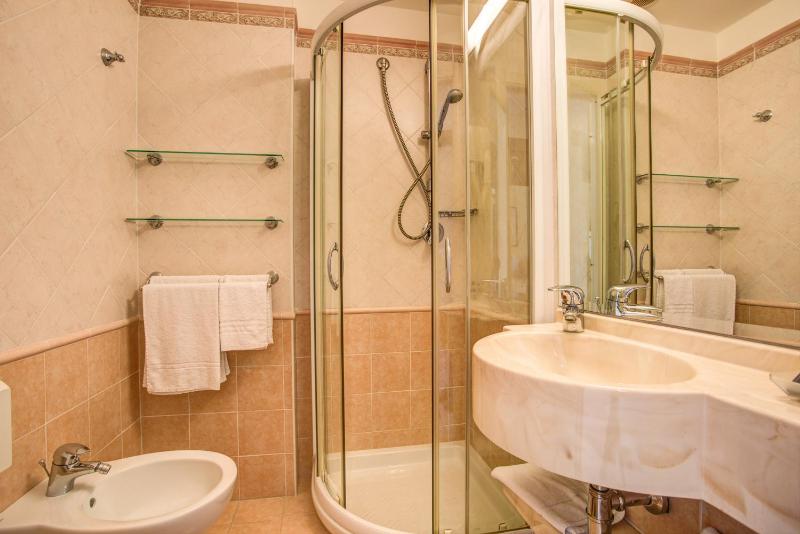 Superior Double Room with Extra Bed and Sea View image 2