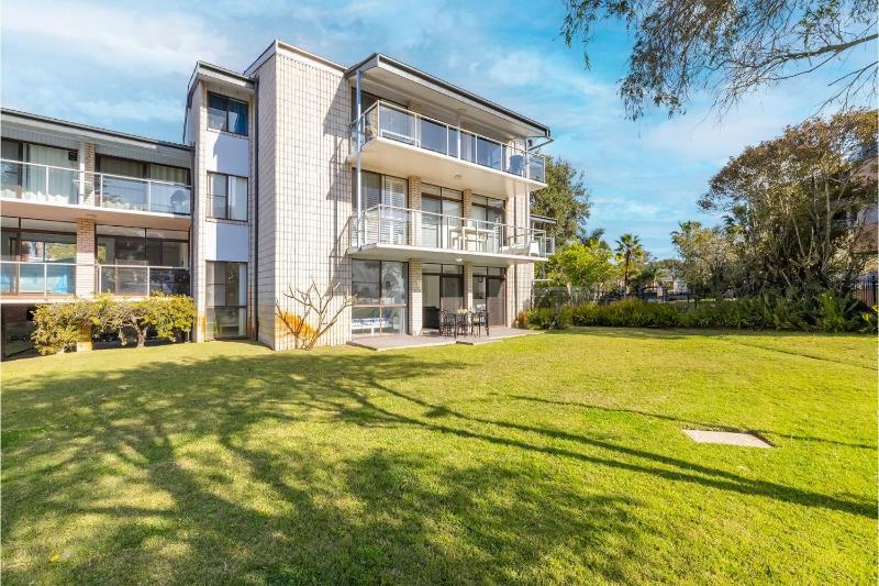Villa Ellisa 1 10 Columbia Cl -ground floor unit with beautiful water views & across from the water - image 7