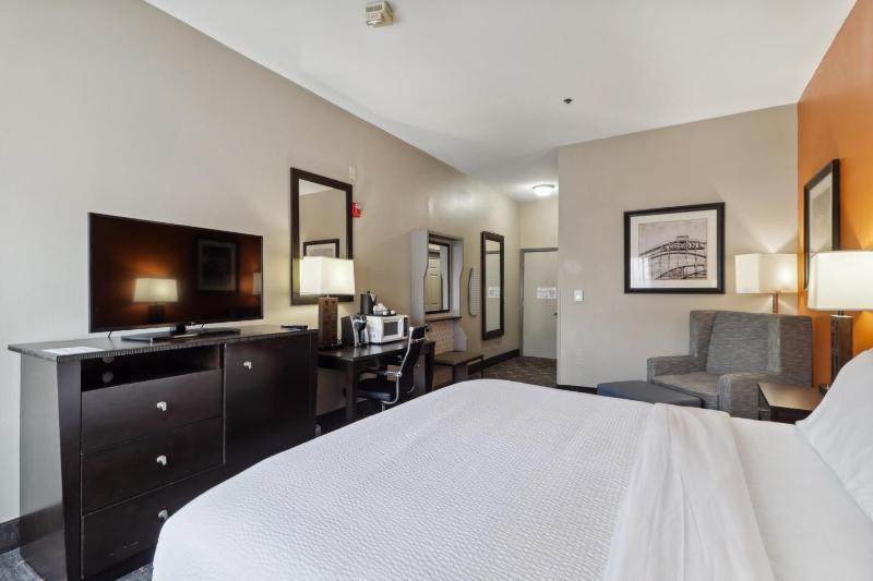 Standard King Room image 4
