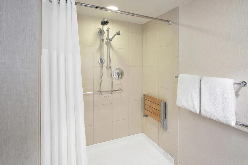 King Room with Roll-In Shower - Mobility Accessible image 2