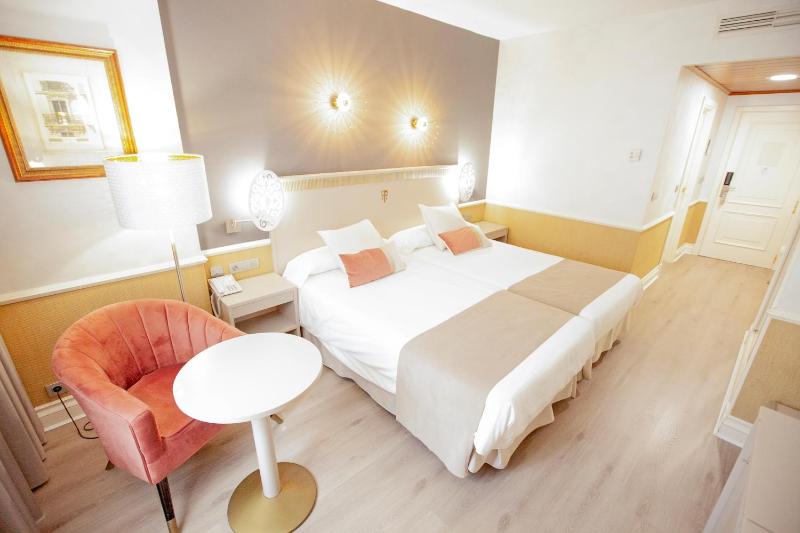 Twin Room image 3