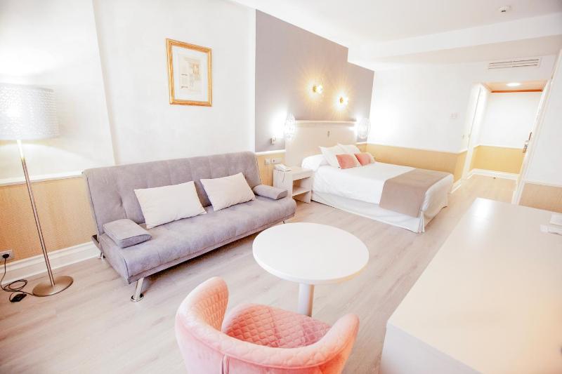 Triple Room (2 Adults + 1 Child) image 3