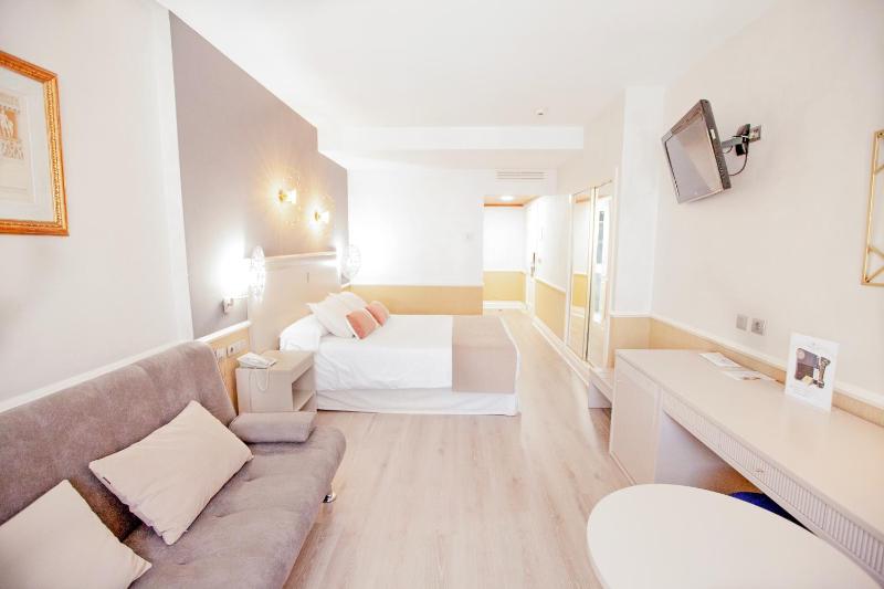 Triple Room (2 Adults + 1 Child) image 1