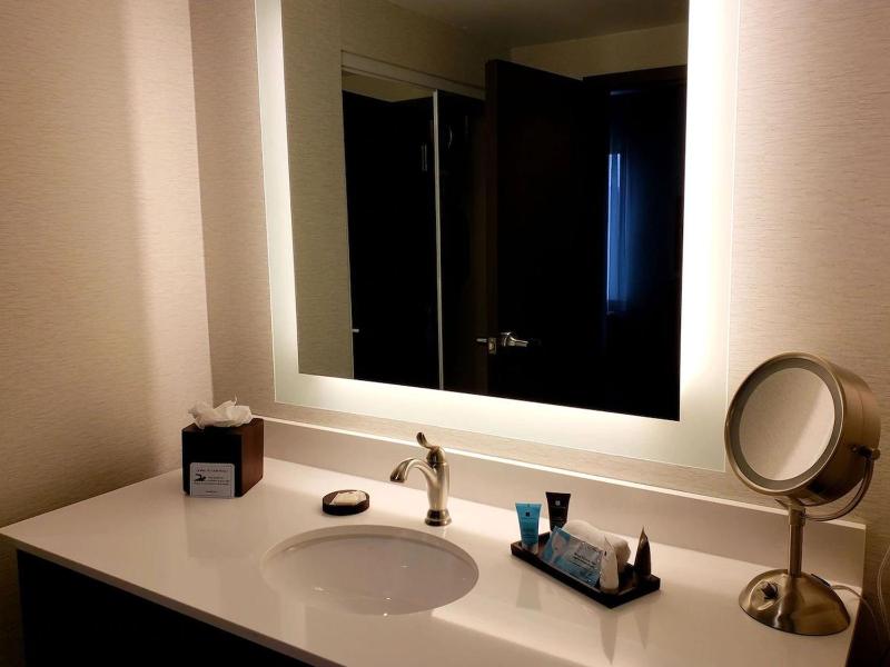 Standard King Room image 3