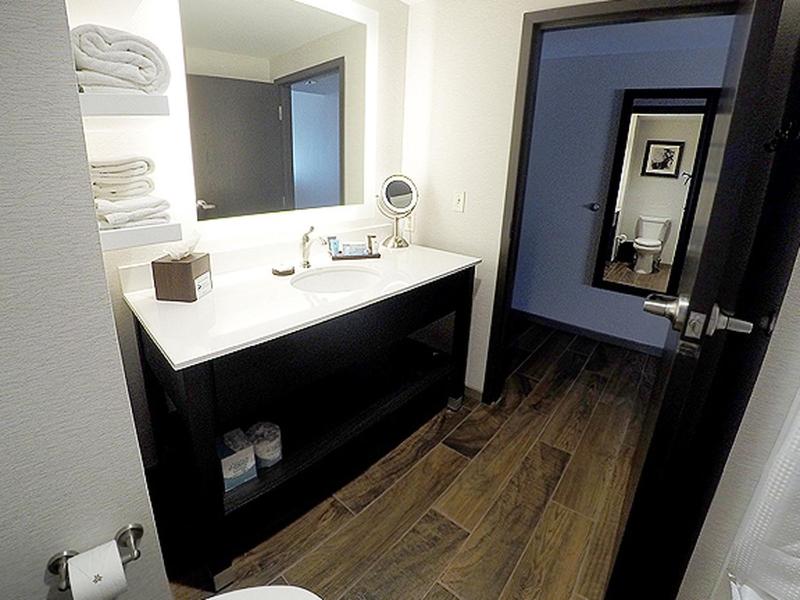 Standard King Room image 2