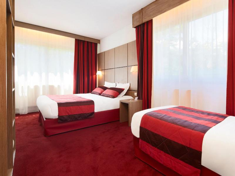 1 Double Bed  1 Single Bed image 1