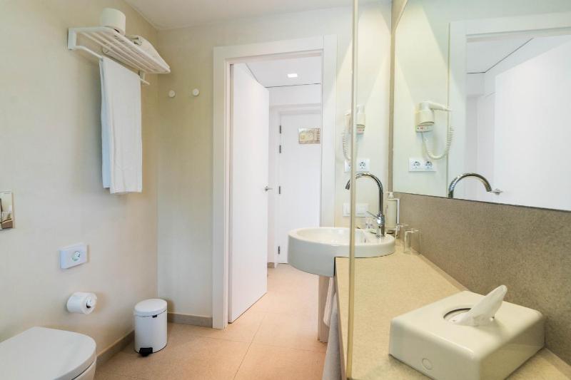 Double or Twin Room with Mountain View image 4
