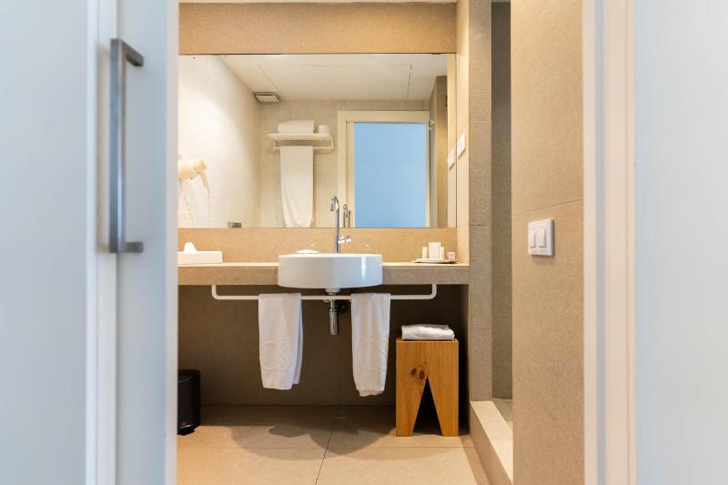 Double or Twin Room with Sea View image 4