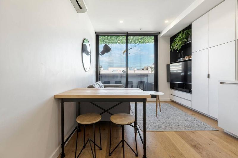 Collingwood Charm - Centrally Located with Balcony - image 9