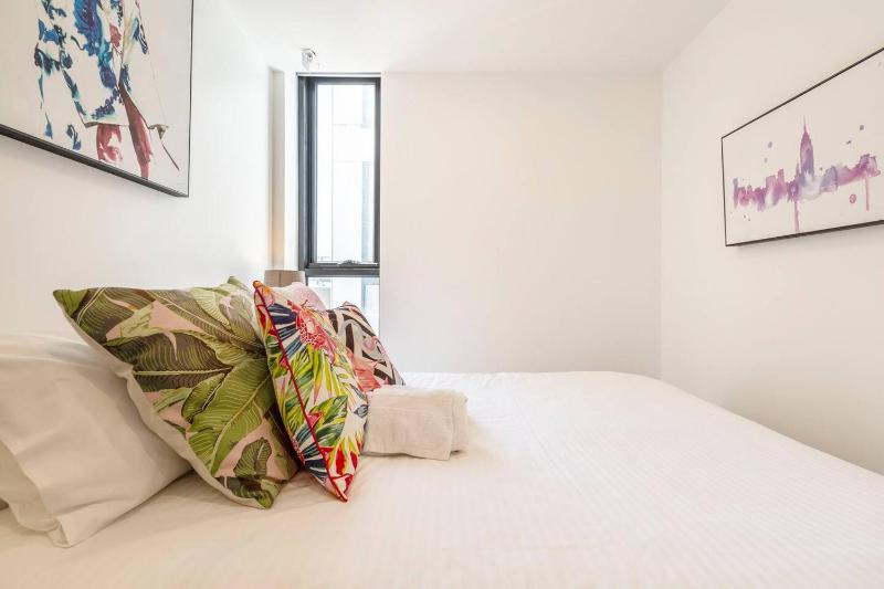 Collingwood Charm - Centrally Located with Balcony - image 12