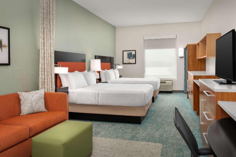 Queen Studio with Two Queen Beds - Non-Smoking image 1