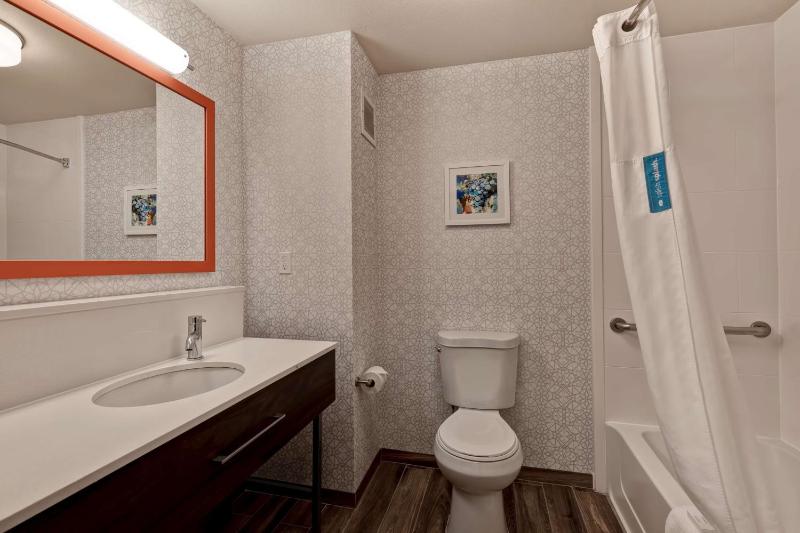 Room with Two Queen Beds - Non-Smoking image 2