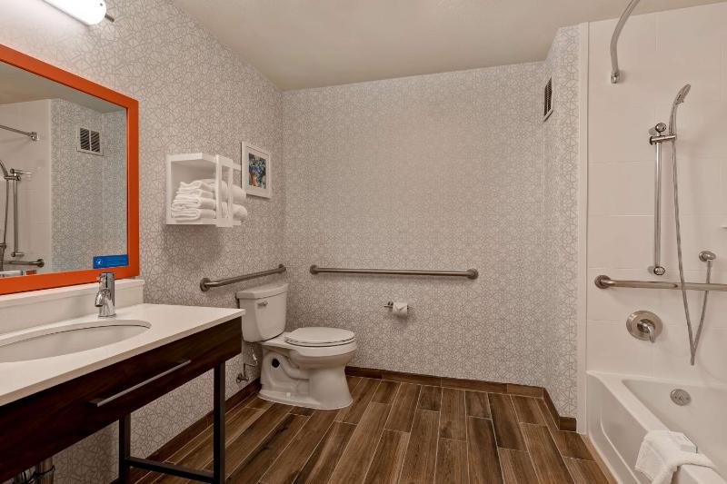 King Room with Accessible Tub - Mobility and Hearing Access/Non-Smoking image 2
