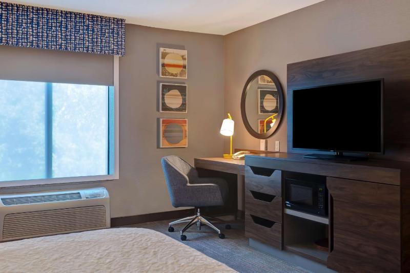 Room with Two Queen Beds - Non-Smoking image 3