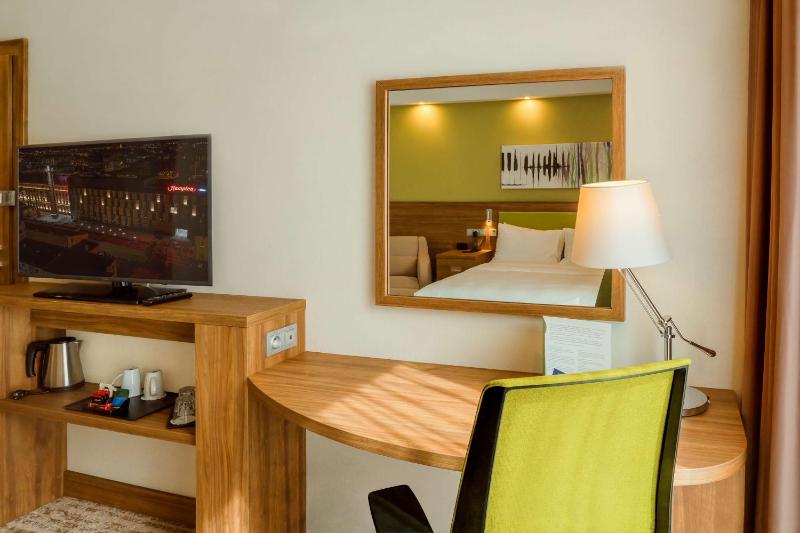 Queen Room image 3