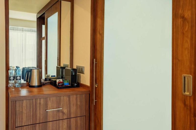Premium Queen Room image 4