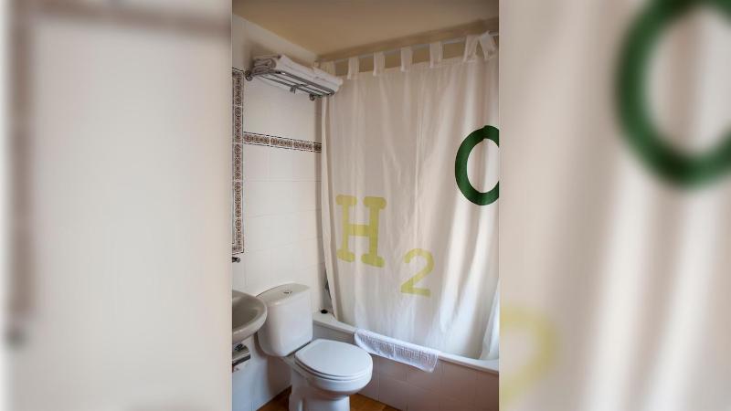 Twin Room image 2