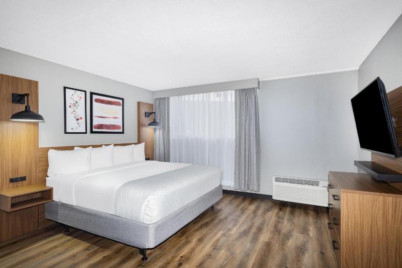 Deluxe King Room - Non-Smoking image 2