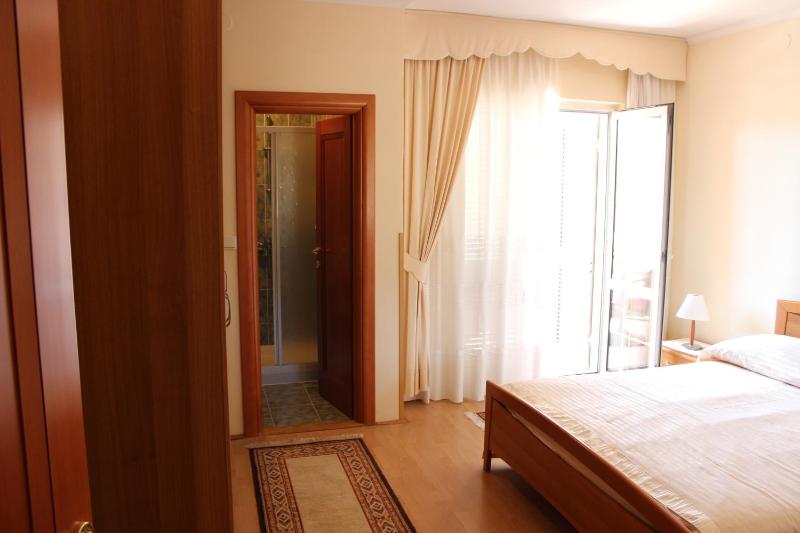 Deluxe Double Room with Balcony and Sea View image 3